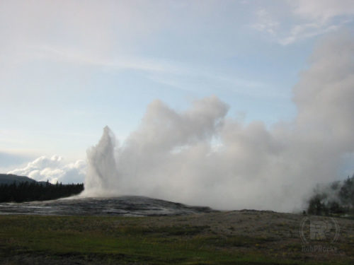 Old-Faithful-at-Yellowstone-Park-2003_900x675 geyser